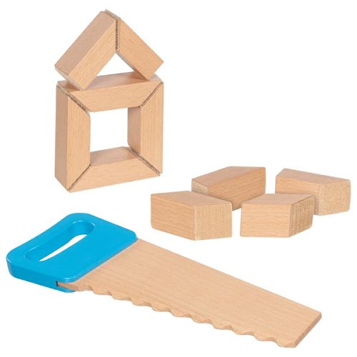 natuurlijke houten blokken met klittenband gebouwd tot een huisje, met houten zaag op de voorgrond