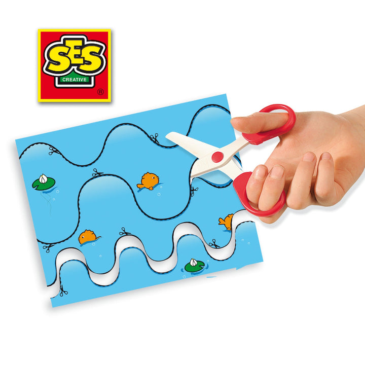 voorbeeld kaart uit het set ik leer knippen van ses, kinderschaar knipt golven op water