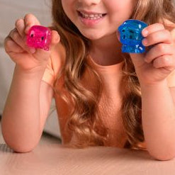 kind met jelly blox farm figuren in hand, boer en varken, si materiaal
