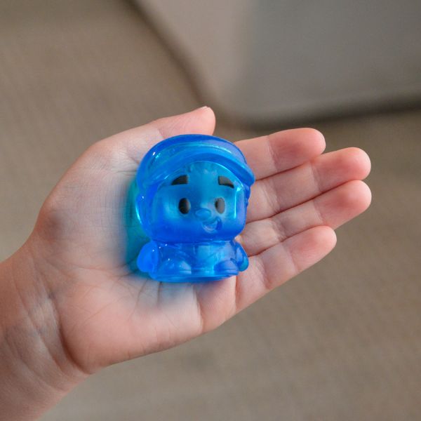 jelly blox boer in hand van kind. Sensoriek speelgoed, si materiaal