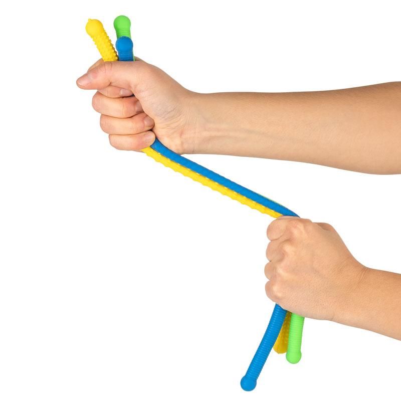 Hand die drie rekbare Space Adventure stretch snoeren vasthoudt – sensorisch fidget speelgoed voor handkracht en fijne motoriek