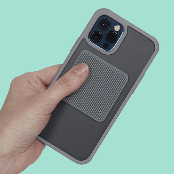 Speks Slabs Square als subtiele sensorische fidget, grijs op telefoon met duim