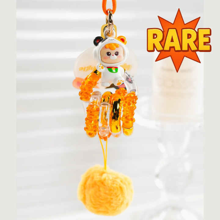 Zeldzame oranje DiuDiu Baby Bear Tangle Keychain met gouden Tangle en bijzondere structuur uit de Tangle x HiddenWooo Blind Box collectie.