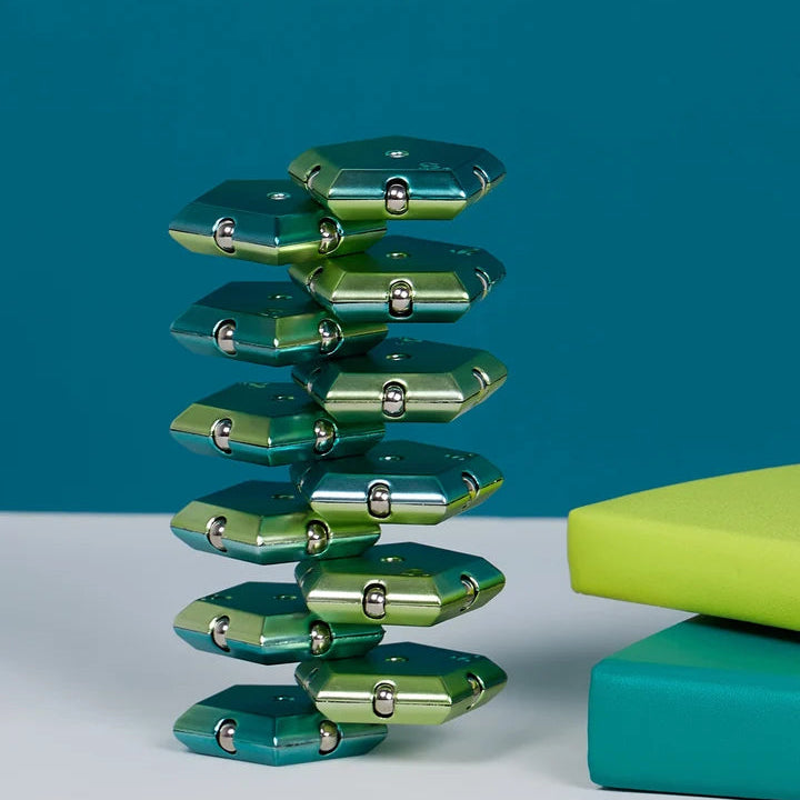 toren geboud met magneetblokken van speks, groen, sphere foto