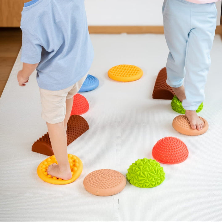 parcour met 11 delige sensoriek pad elementen, kinderen lopen op blote voeten er over heen, si materiaal