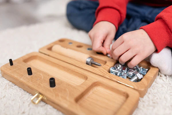 Detailfoto van handbeweging en precisie bij het aandraaien van een moer – training van handkracht en bilaterale coördinatie.