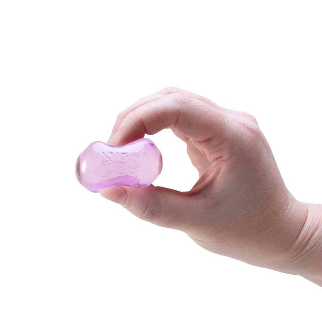 roze nice cube van needoh wordt gedrukt tussen twee vingers van een hand