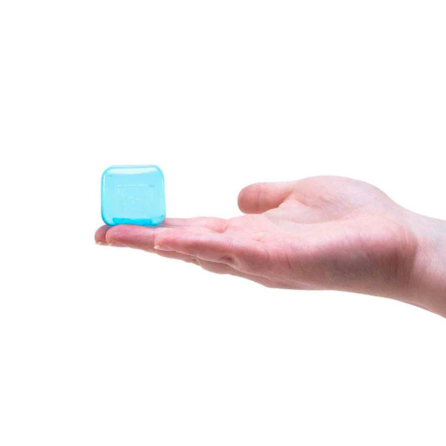 hand met nice cube teenie baby, antistress fidget, van needoh