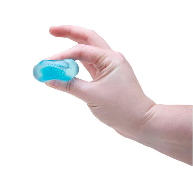 hand drukt die teenie nice cube, blauwe nicecube tussen twee vingers, sensoriek antistress materiaal