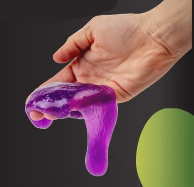 needoh diy slijm paars op hand voor zwarte achtergrond, sensoriekmateriaal