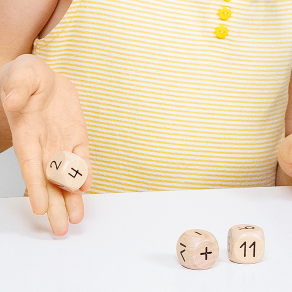 kinderhand met cijfer dobbelstenen, dobbelsteen met cijfer, rekendobbelstenen in actie, 