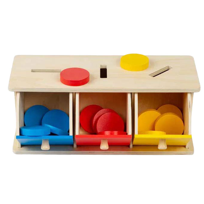 Houten Montessori fichessorteerder met drie open lades gevuld met gekleurde fiches