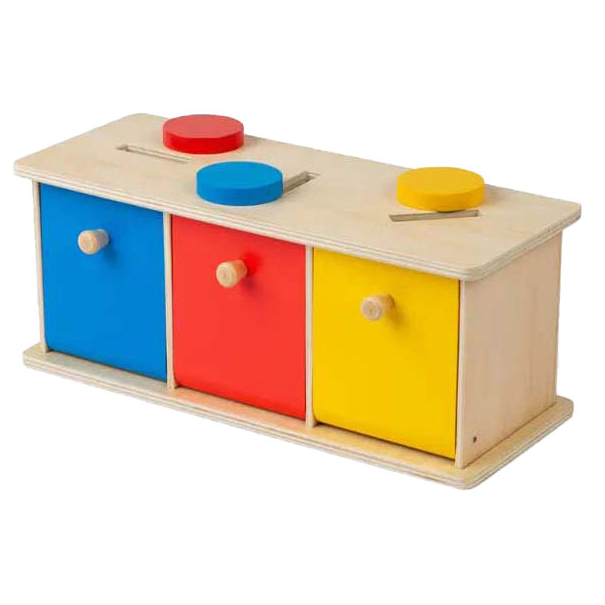 Houten fichessorteerder met drie gesloten gekleurde laadjes en sleuven bovenop
