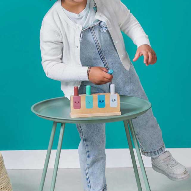kind aan het spelen met de houten pop up spel van bs toys, motoriekspeelgoed