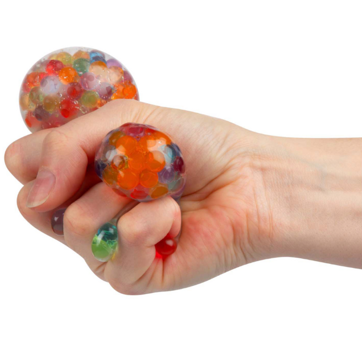 Transparante squishy bal gevuld met gekleurde waterbeads in hand, fidget antistressbal