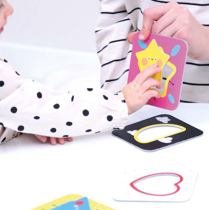 kinderhand wijst naar ster puzzelstuk van het banana panda vormenpuzzel met hoge contrasten