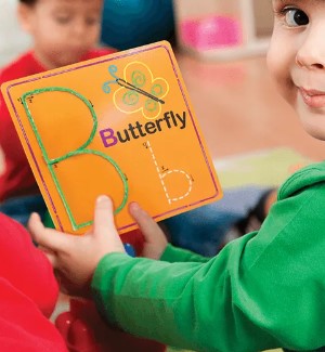 kind aan het spelen met de letterkaarten van wikki stix