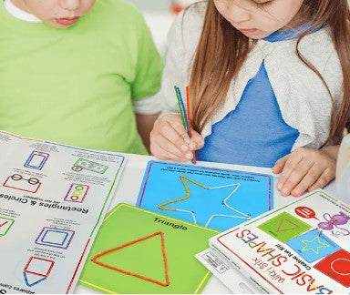 kinderen aan het spelen met wikki stix, vormen set, motoriek en sensoriek materiaal voor basisschool, therapie en thuis, herbruikbaar