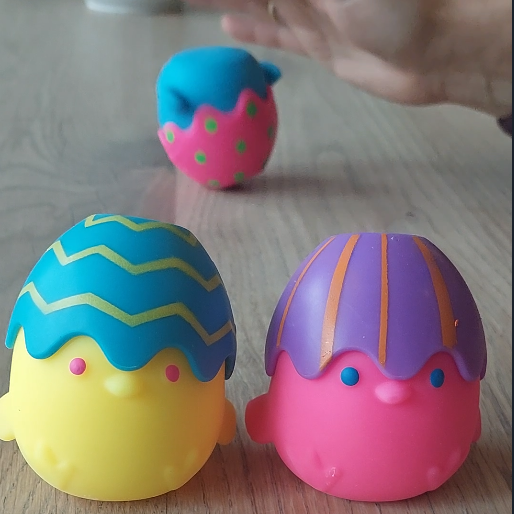 chckadeedoos met eierschil op hoofd, alle drie kleuren, fidget speelgoed