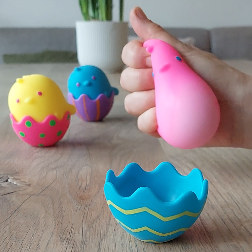 Needoh chickadeedoos roze chicken gedrukt, blauwe en gele kuiken op de achtergrond