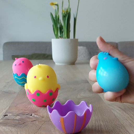 Fidget kuiken van needoh, chicka deedos, blauwe kuiken in hand en gedrukt