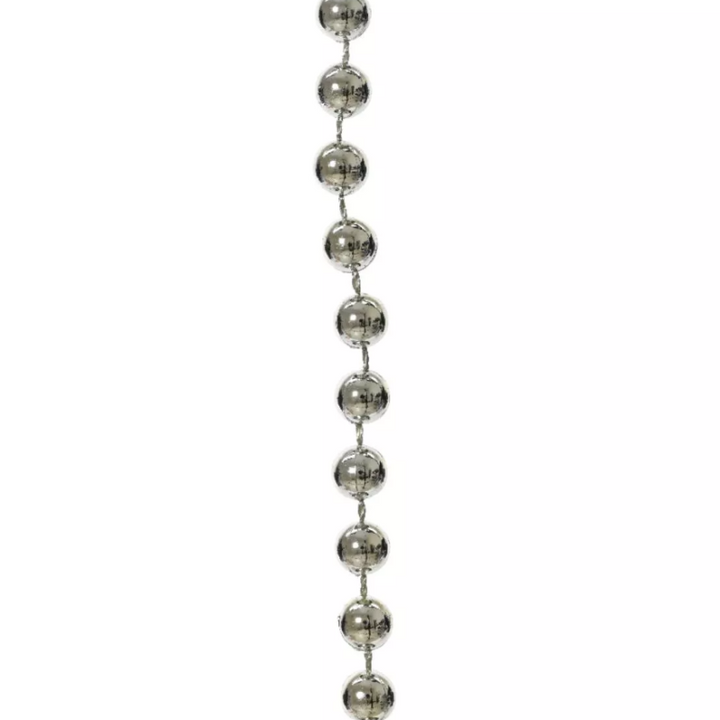 Detailfoto van zilveren kralenslinger met reflecterend oppervlak