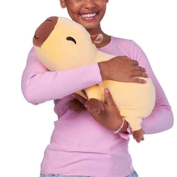 Kind draagt de 1,5 kg verzwaringsknuffel capybara ontspannen op de arm