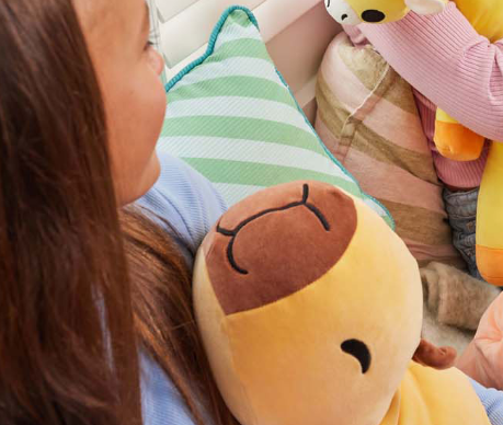 Verzwaarde capybara knuffel van 1,5 kg rustgevend op schoot tijdens een rustig moment