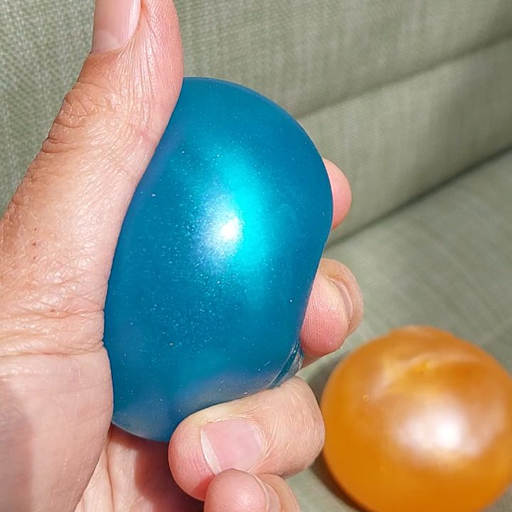 sugar squish, antistressball, stretch-o ball maltosebal blauw in hand, glinster effect