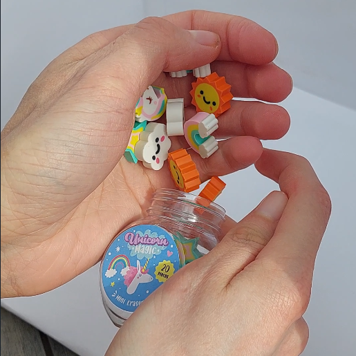 gummetjes terug in de pot kiepen, fijne motoriek en tweehandige bezigheid, mini gummetjes zon, regenboog, wolkje en eenhoorn