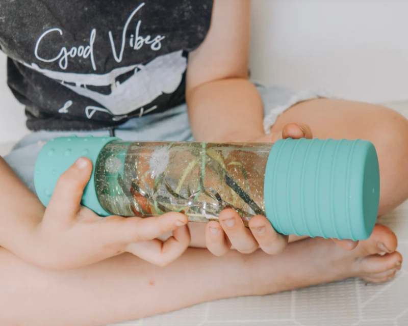 sensoriek fles van jellystone in kinderhand, calm down bottle