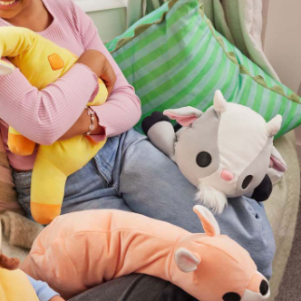 kind met verzwaringsknuffel geit op schoot tijdens rustmoment