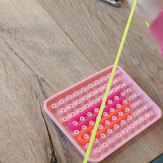 fijne motoriek spel, silicone bord met stretch snoertjes