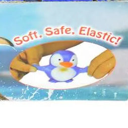 soft, safe elastic fidget flutschi pinguin, twee handen trekken aan de pinguin vleugels op de verpakking