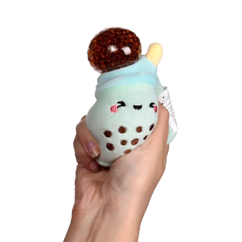 Hand knijpt in Queasy Squeezies waardoor de waterbead-bal bovenin naar buiten komt, fidget foodimal