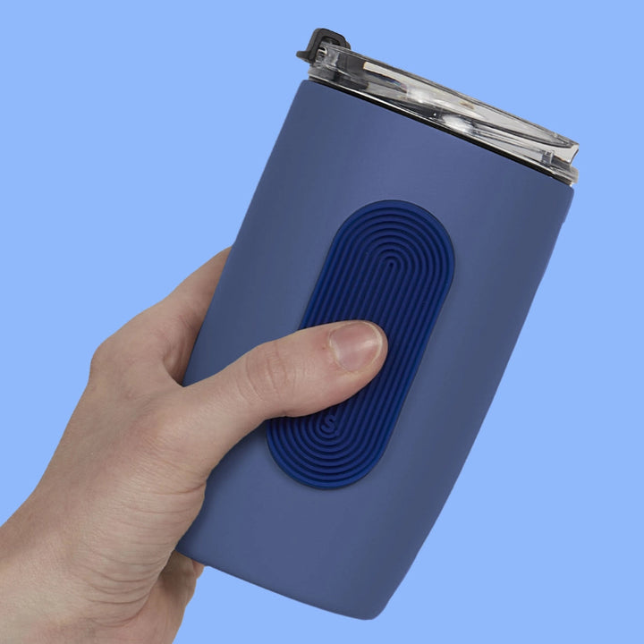 blauwe fidget sticker van silicone, sticker met structuur, sticker op drinkfles met duim. volwassenen fidgets