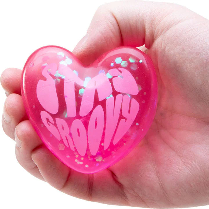 hart vormige antistressbal van needoh, in hand, sensoriek materiaal