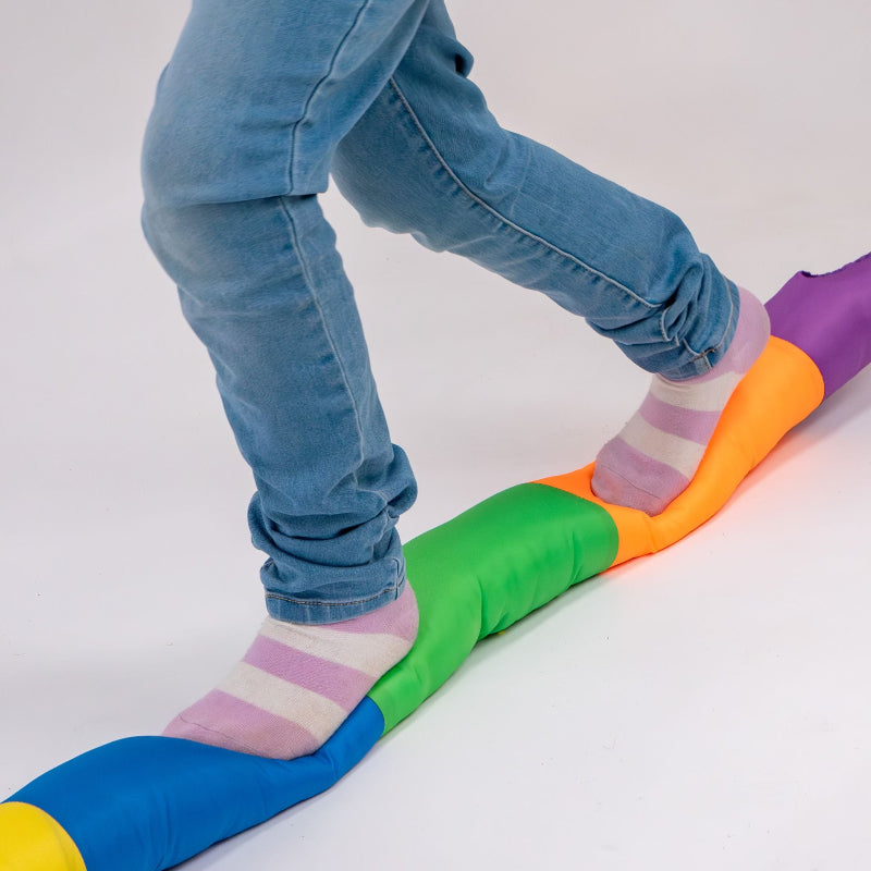 zachte balanceerslang met kindervoeten, grove motoriek materiaal, evenwicht en balans spel. parcour basisschool en therapy