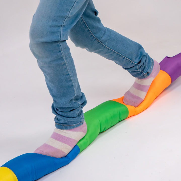 zachte balanceerslang met kindervoeten, grove motoriek materiaal, evenwicht en balans spel. parcour basisschool en therapy