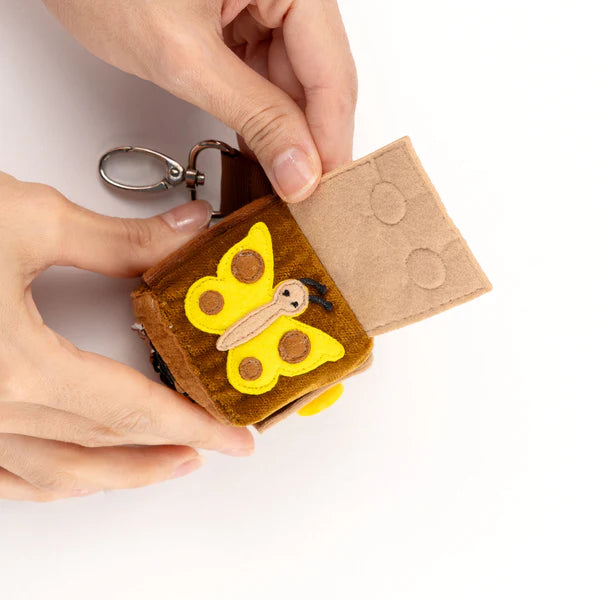 yelli fidgetcube bruin, met sluitingen en klappjes, vlinder onder klap, motoriekspeelgoed