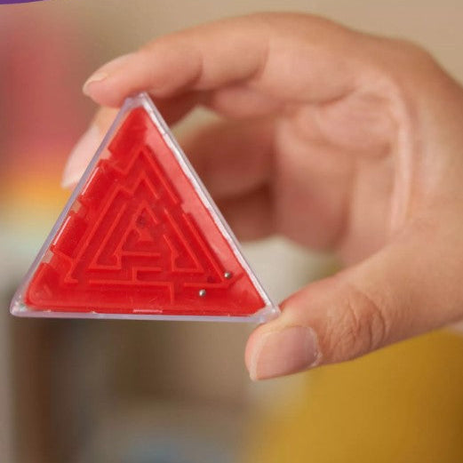 mini brain teaser piramide puzzel rood in hand