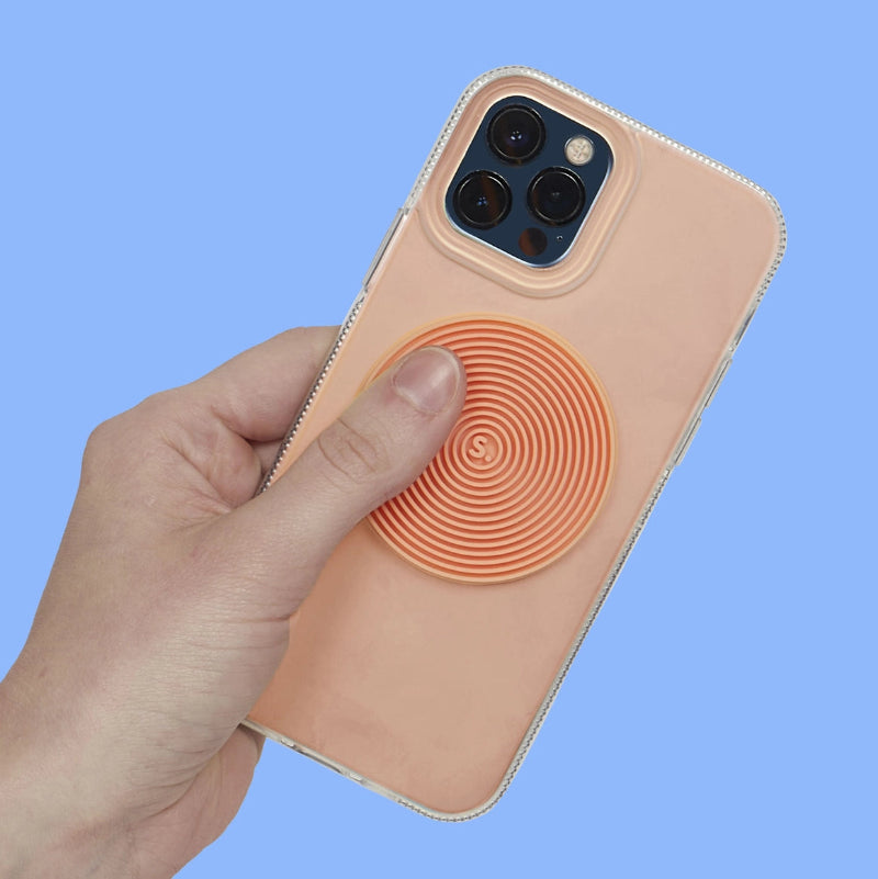 Siliconen sensorische fidget sticker met voelbare structuur op telefoon met duim, oranje sticker