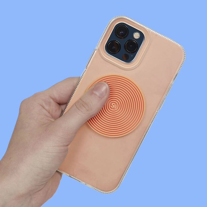Siliconen sensorische fidget sticker met voelbare structuur op telefoon met duim, oranje sticker