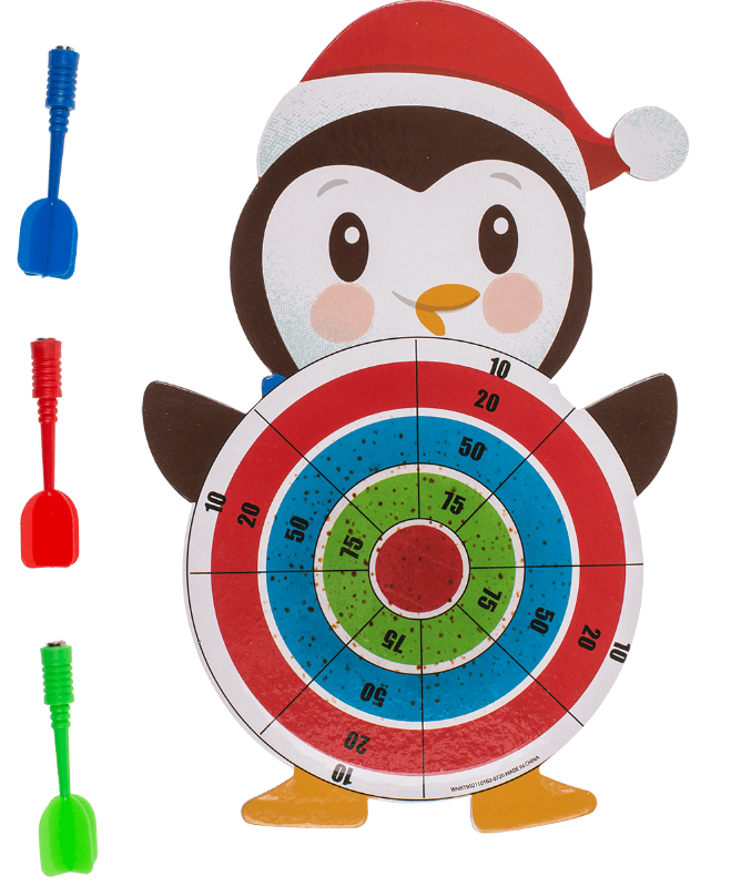 Kerst dartbord met pinguïn met kerstmuts en magneetpijltjes, staand gebruikt