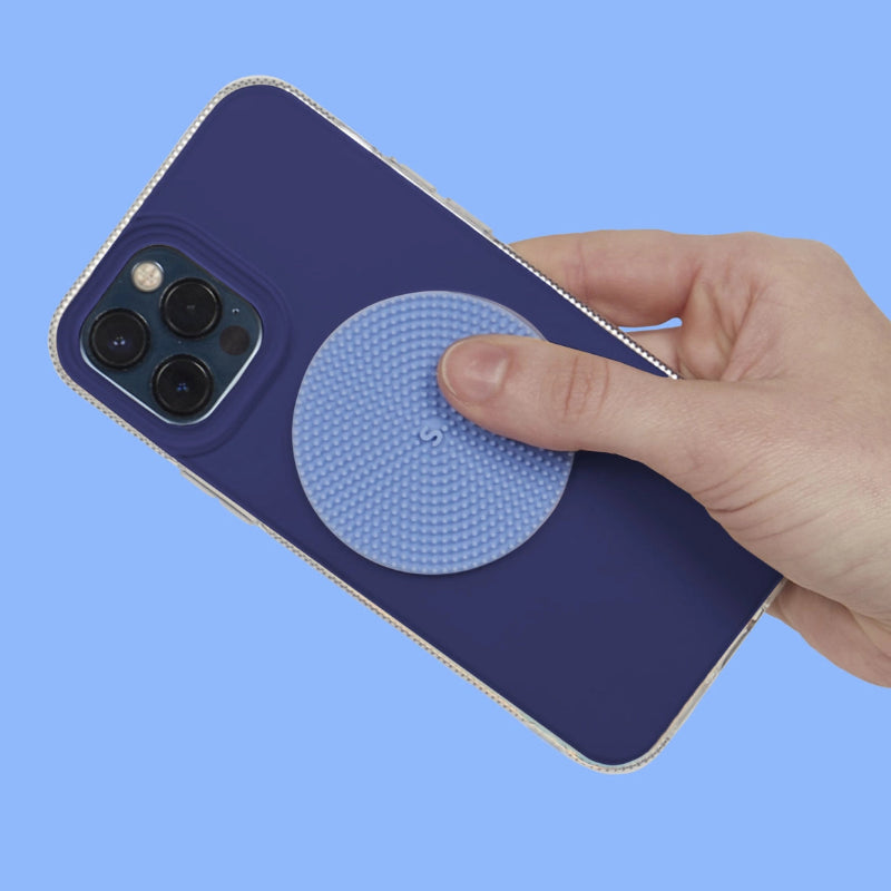 Ronde Speks Slab met tactiele structuur voor sensorische , prikkelverwerking, blauw op telefoon met duim