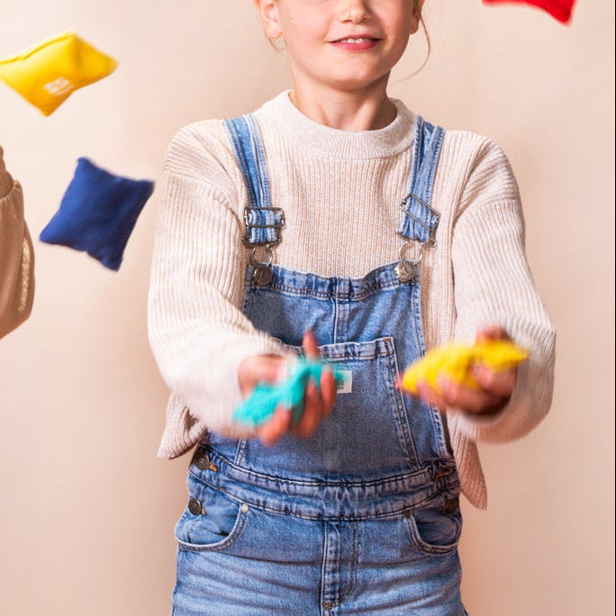 Kinderen spelen jongleren met de pittenzaken van bs toys