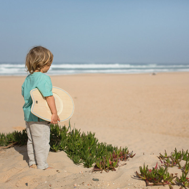 kind met balans  bord surf van bs toys op het strans