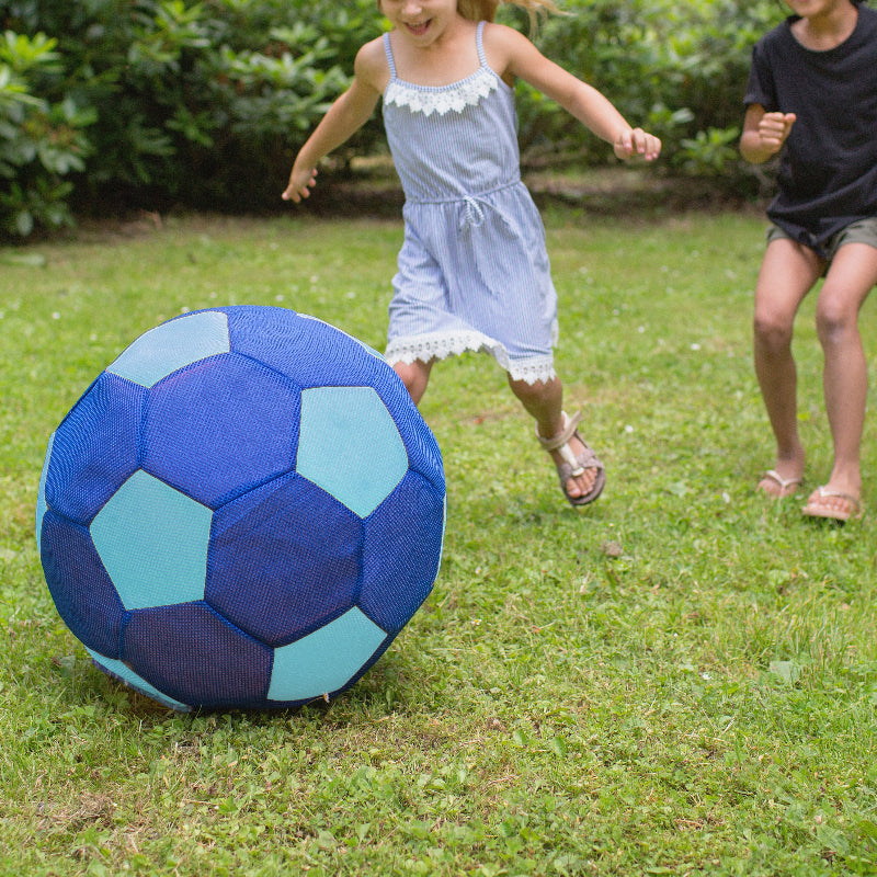 Kinderen spelen samen met de giant ball buiten, motoriekspeelgoed