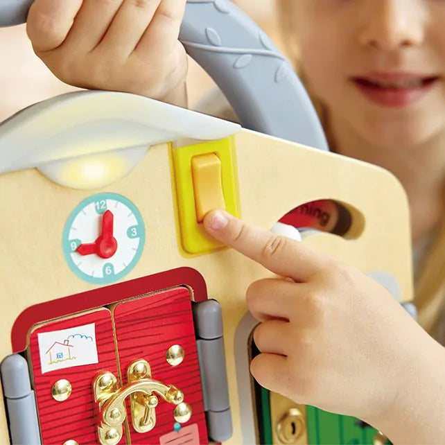Close-up van het lichtje op het Lock & Learn Playboard dat aan en uit kan