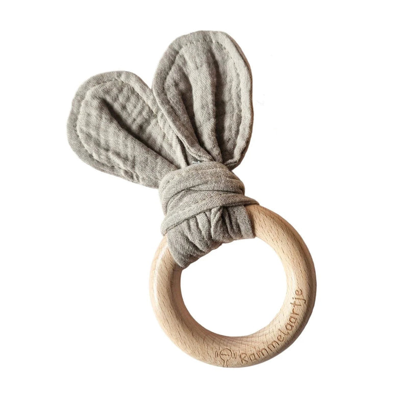 houten bijtring van rammelaartjes met stoffen oorjes